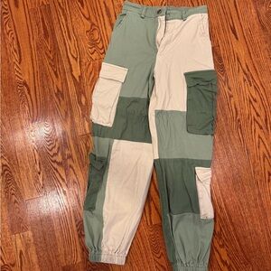 Discolored Cargo Pants
Size small
Brand: hot and delicious